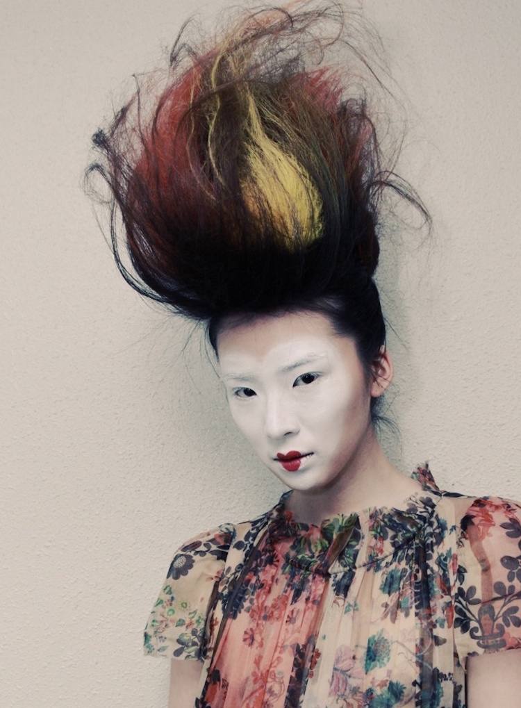 Účesy na Halloween prispievajú k strašidelnému efektu halloween-účesy-bláznivý-čertík-strašidelné-tupé-farby