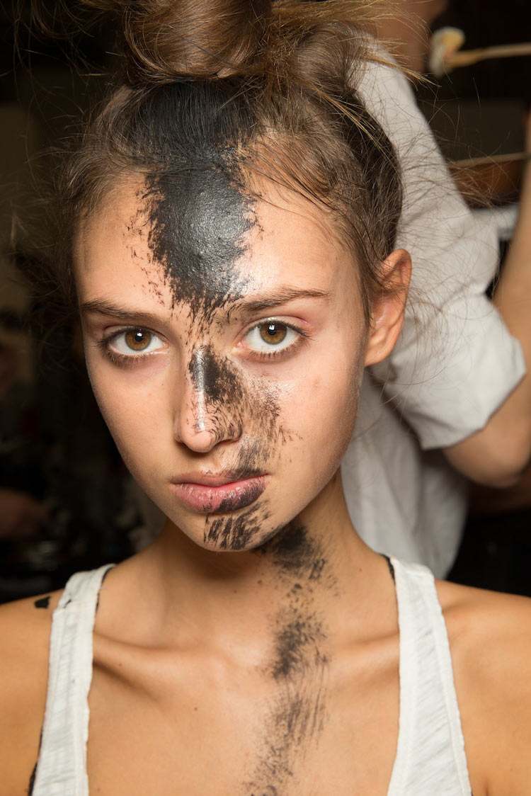 Chaotický drdol so strapatými vláknami a farbou ako špina a zem halloween-účesy-zombie-stopy-čierna-farba-grunge