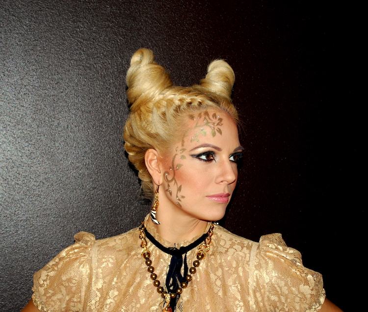 Účes s dvojitým drdolom pre dokonalý vzhľad diabla halloween-účesy-čert-dvojité drdoly-blond-vrkoč.jpg