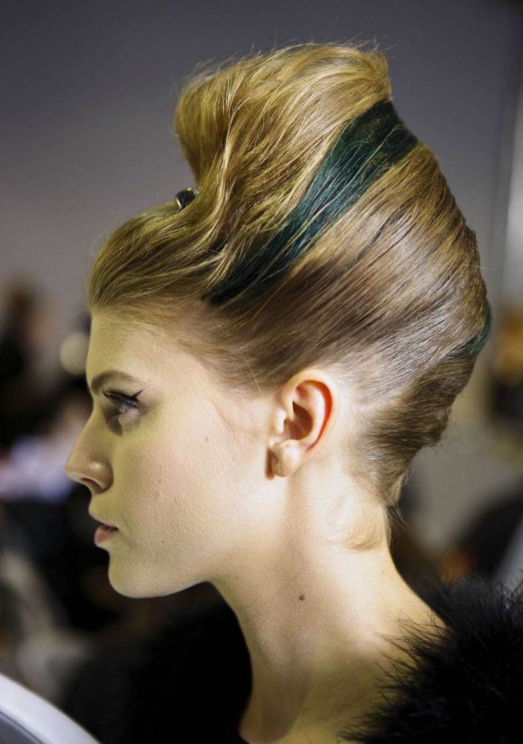 farebný prameň a prehnaný objem halloween-účesy-čert-upír-objem-nadrozmerný-cool