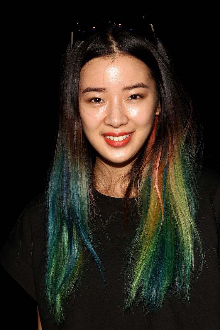 Akcenty vo vlasoch s dúhovými farbami halloween-účesy-dlhé vlasy-rovinky-zelená-farba