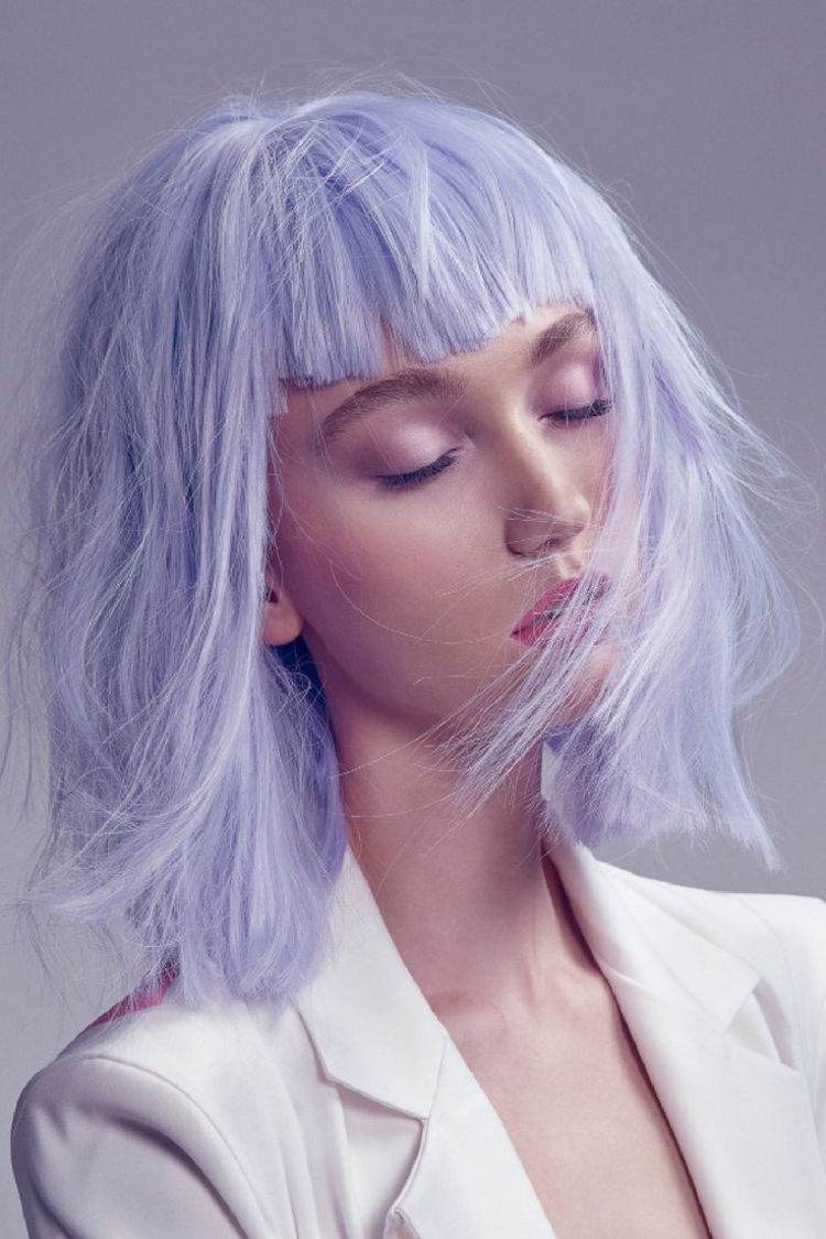 Fialová parochňa alebo pravé farbenie vlasov halloween-účesy-fialová-parochňa-stredne dlhá-lila-farebná ofina