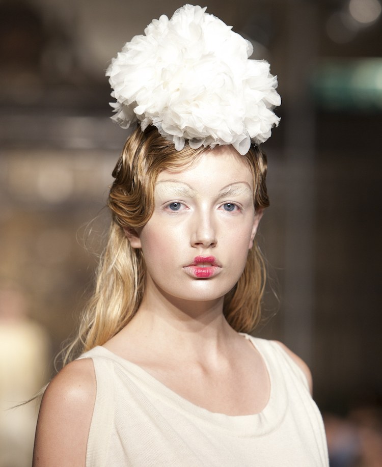 nasadenie bláznivých vlasových doplnkov na hlavu halloween-účesy-bábika-vlasové doplnky-kvet-biela-jednoduchá