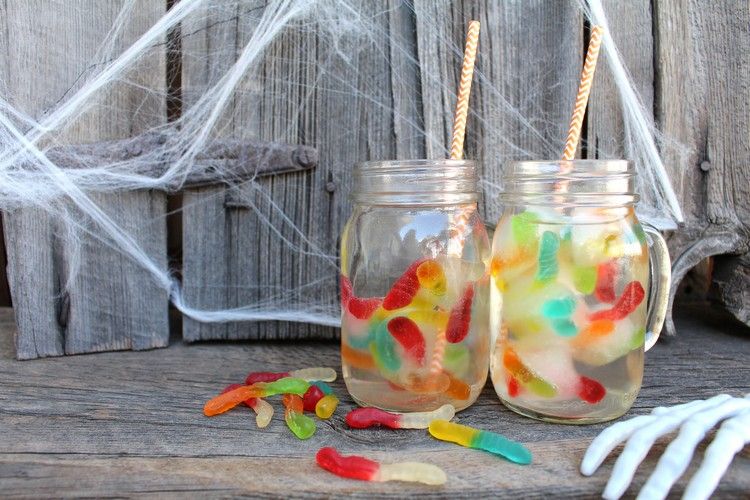 Nealkoholické halloweenske nápoje pre deti s ovocnými gumami halloween-drinky-lahke-detske-party-gumove-cervy-nealko napoj
