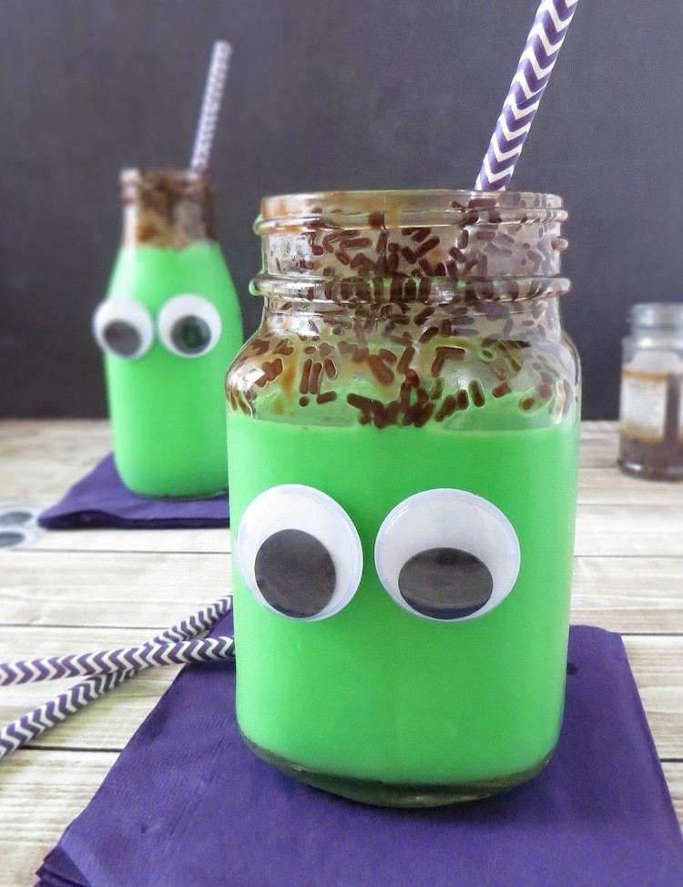 Halloweenska párty pre deti s nápojmi Frankenstein halloween-drinky-deti-frankenstein-mliečno-zelené-čokoládové kropenie-krútia očami