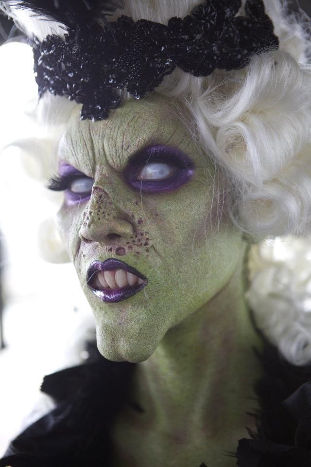 halloween-čarodejnica-make-up-zelená-tvár-purpurová-rúž-očné tiene-biele-očné šošovky