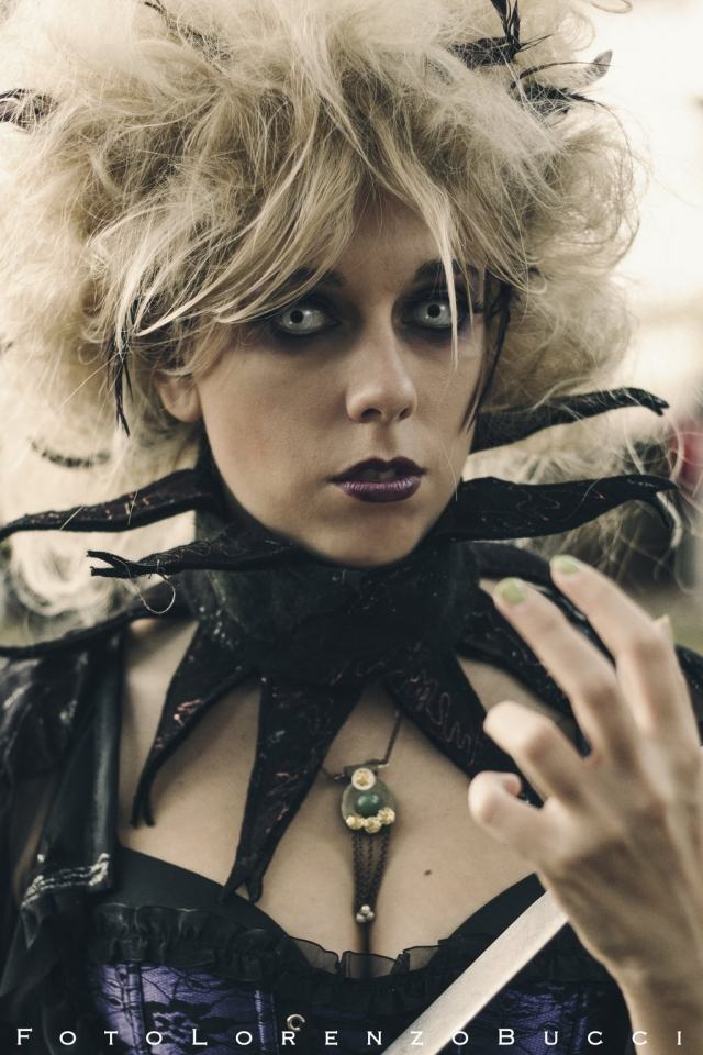 halloween-čarodejnícky kostým-nápady na líčenie-golier-pierka-zastrčené do vlasov