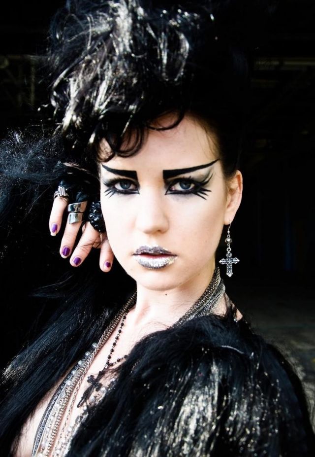 halloween-čarodejnice-tipy na make-up-rovné-maľovanie-obočie