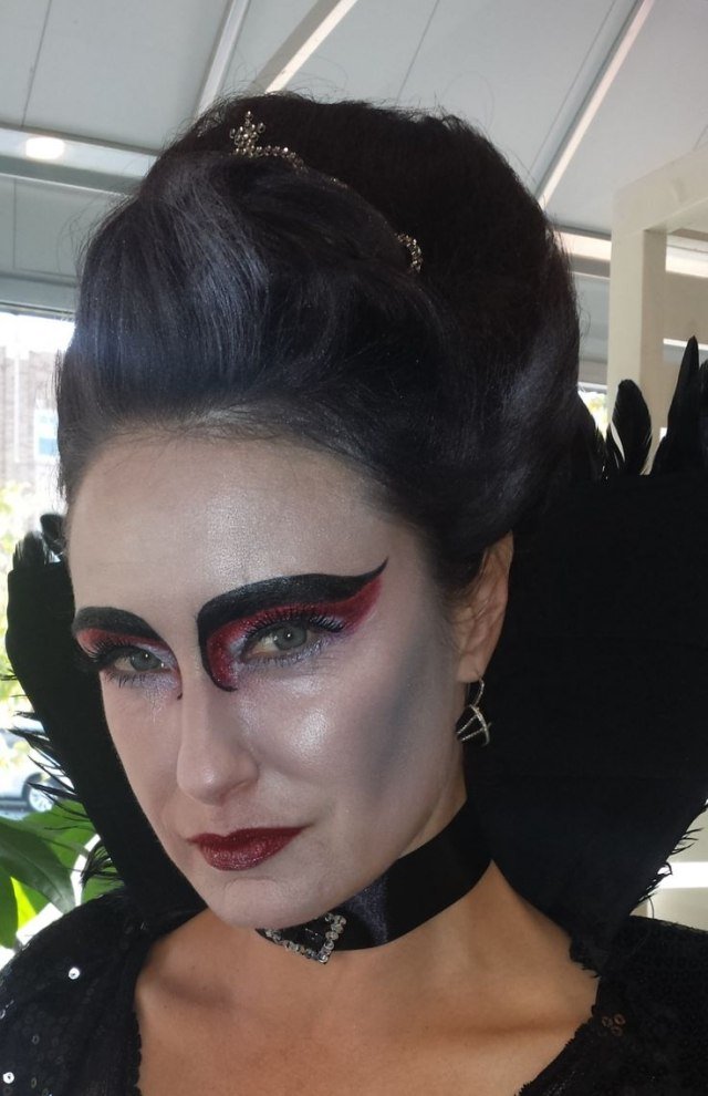 halloween-čarodejnice-make-up-tipy-červené-čierne-oči-updo