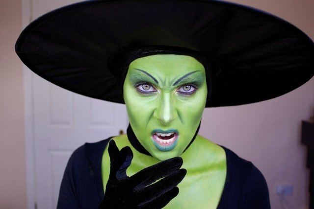 halloween-čarodejnica-make-up-zelená-tvár-návod