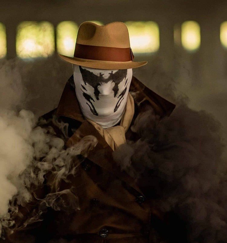 muži maskujú halloween