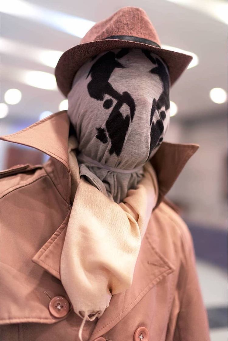 Halloween prestrojení muži robia sami seba