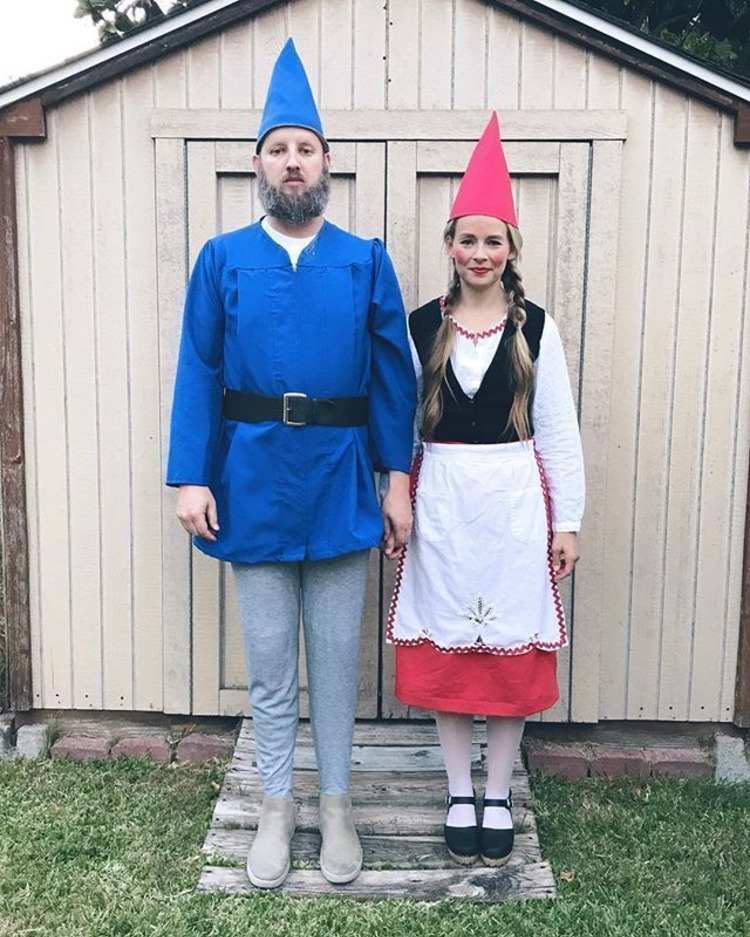 Záhradný kostým trpaslíka vo dvojici s kombináciou modrej košele a opaska so špičatým klobúkom