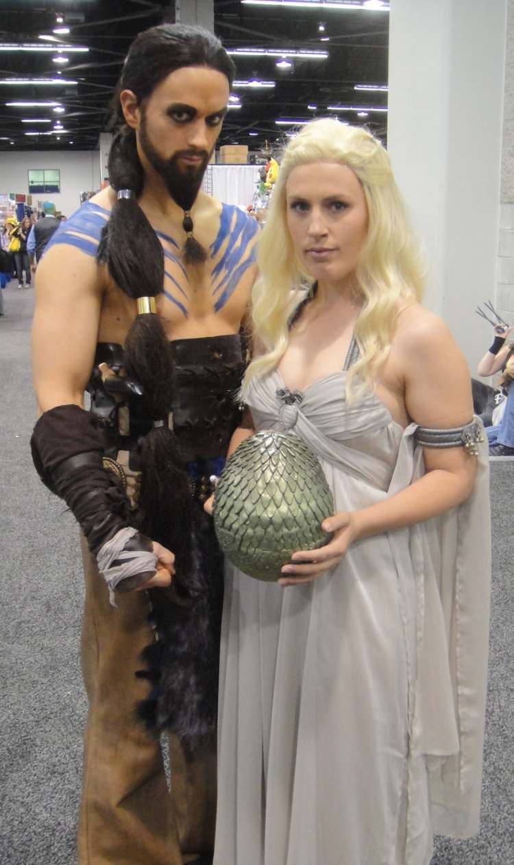 pár oblečený ako khal drogo a daenerys targaryen khaleesi z kultovej série