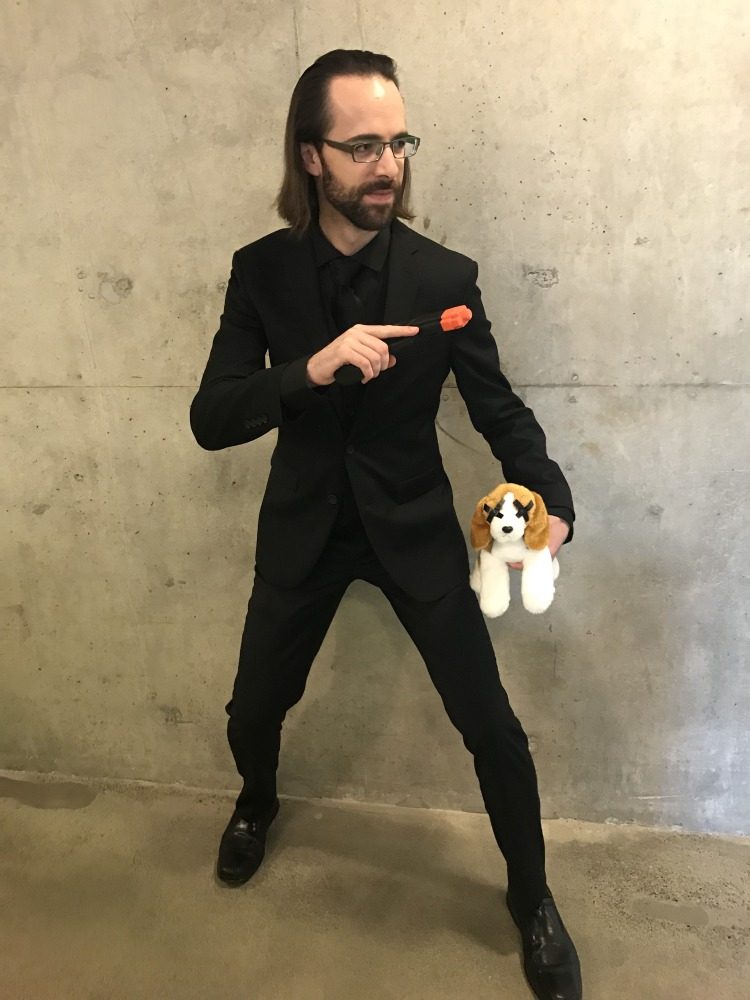 John Wick oblek v čiernej farbe so vzduchovkou ako halloweensky kostým pre fúzy