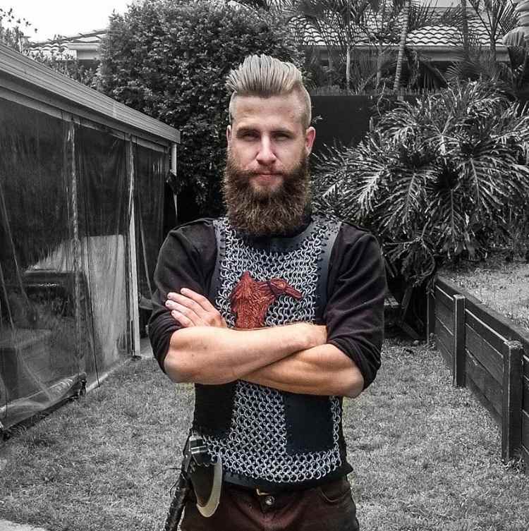 ragnarský kostým na halloweensku výzdobu ako viking lothbrok