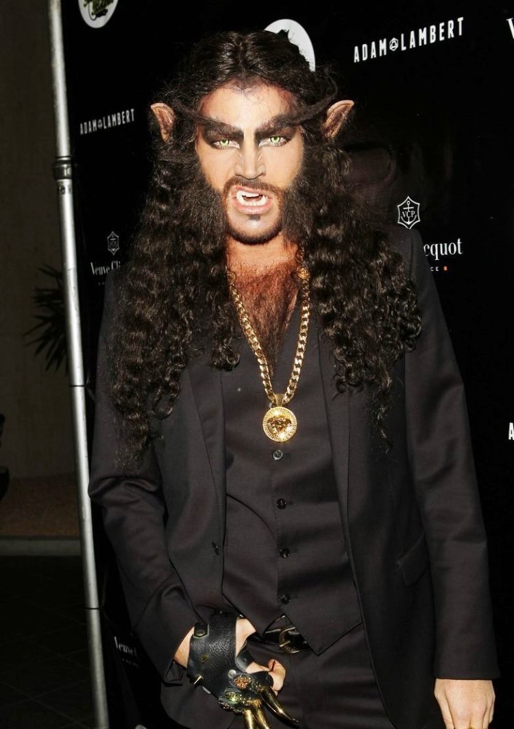 muž s dlhými kučeravými vlasmi oblečený ako vlkodlak na Halloween