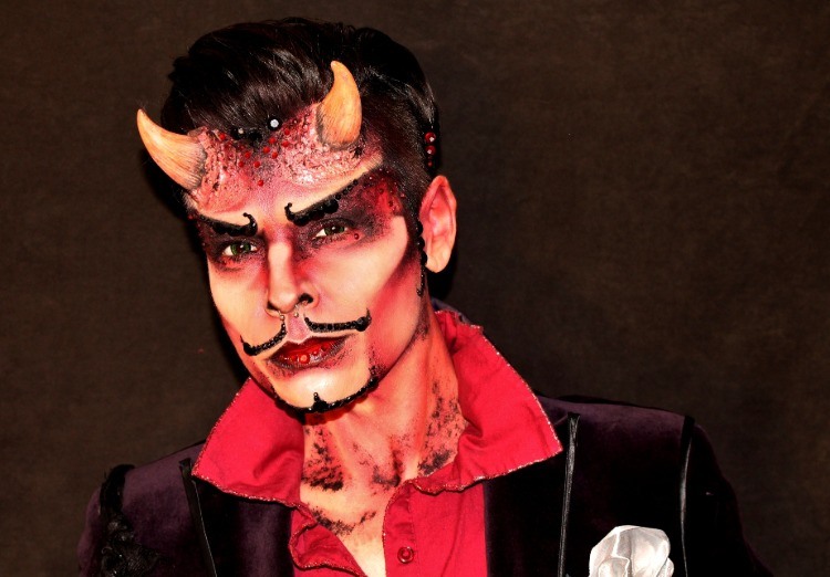 Na halloweenske líčenie sa nalíčte a prezlečte sa za démona alebo diabla