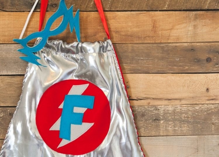 Vyrobte si tvárovú masku a plášť od Superhero sami halloween-maskovanie-muži-urobte si-superhrdinu-mys-monogram-maska