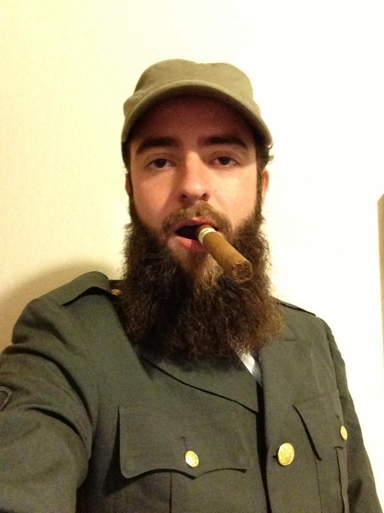 Nápad pre mužov na prezlečenie za Halloween ako Fidel Castro halloween-prestrojení-muži-urob si sám-pantomíma-umelec-čierna-biela-uniforma-zelená-brada-fidel-castro.jpg
