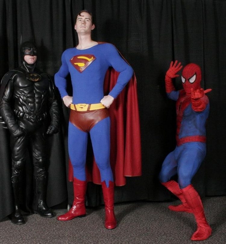 Muži milujú byť superhrdinami - nech sú nimi niektorí na Halloween halloween-prestrojení-muži-vyrobte si-superhrdinské-kostýmy-profesionálne vyrobené-nápady