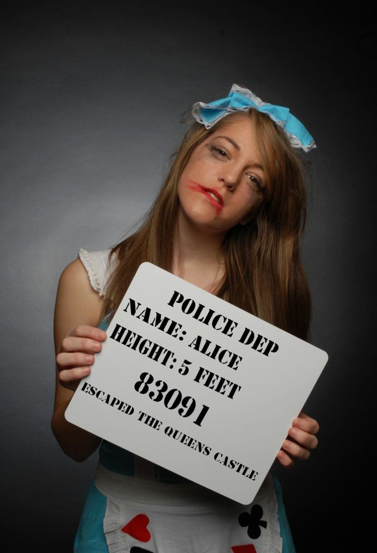 Kostým Alice s rozdielom nápady na kostýmy halloweenu alice wonderland policajné foto krvavé líčenie