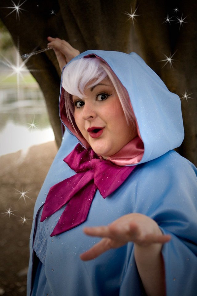 Halloweenske kostýmy pre ženy s krstnou mamou s kapucňou od Popolušky vtipné-halloween-kostýmy-pre-ženy-dobrú-vílu-popolušku