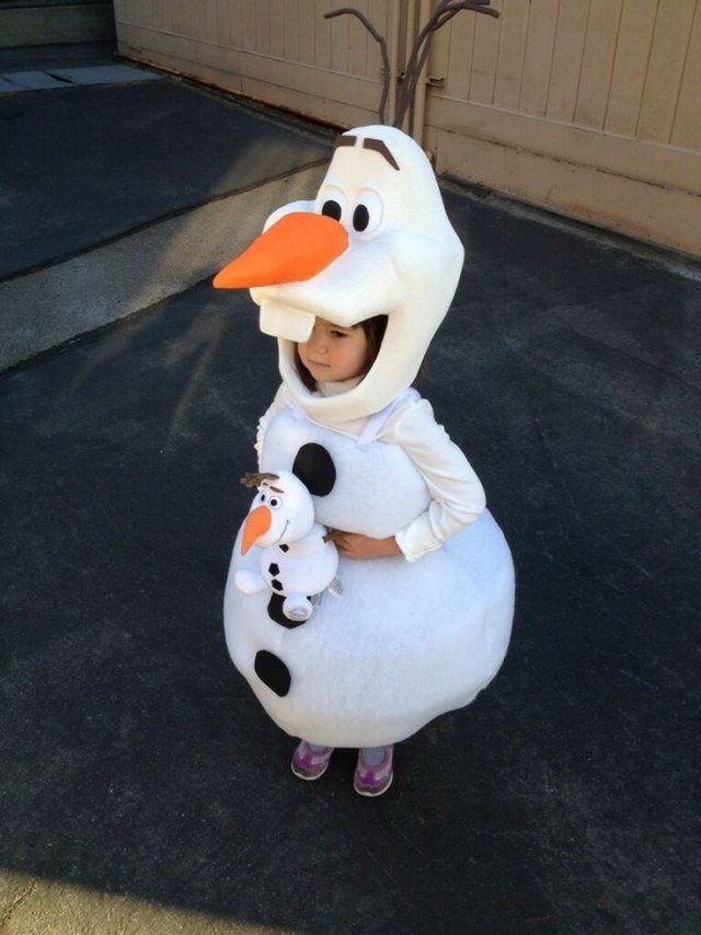 vtipné-halloweenske kostýmy-snehuliak Olaf-ľadová kráľovná vtipné-halloweenske-kostýmy-pre-deti-olaf-snehuliak-deti-film-kráľovná ľadu