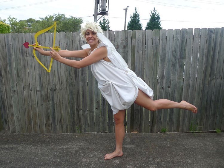 halloween-kostýmy-urob si sám-toga-prestieradlo-cupid-anjel-luk-šípy