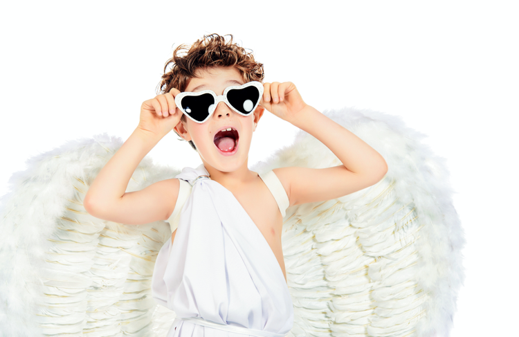 halloween-kostýmy-urob si sám-anjel-kostým-posteľné plachty-amor-dieťa