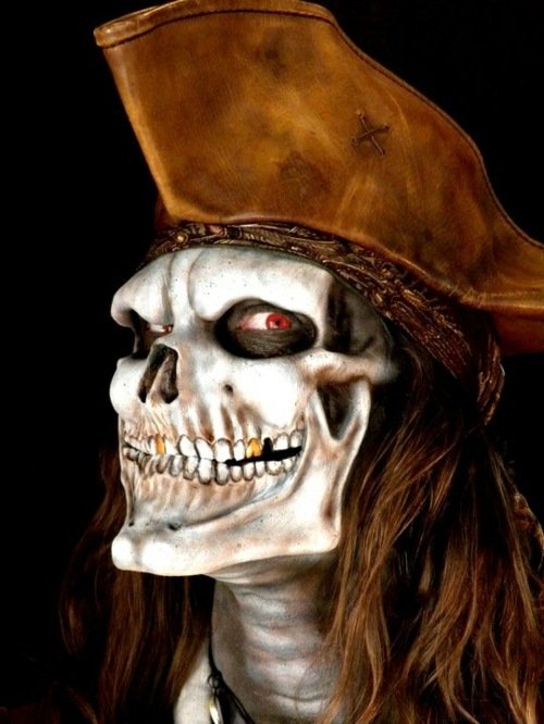 strašidelné halloweenske pirátske kostýmy Kostýmy pirátska kostra tvoria človeka