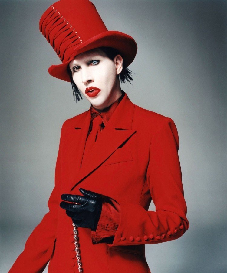 Tvár v bielom, rôzne oči s kontaktnými šošovkami a červenými perami Halloweenske kostýmy a make-up-červená-čiapka-kožené rukavice-marilyn-manson