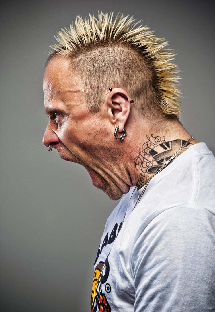 stať sa ako spevák z The Prodigy Halloweenske kostýmy a líčenie -prodigy-spevák-punkové-piercing-look-účes