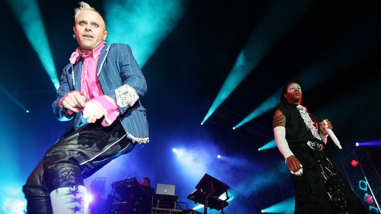 Vytvorte kontrastný outfit Halloweenske kostýmy a make-up-look-outfit-scéna-svetlá-speváčky-zázrak