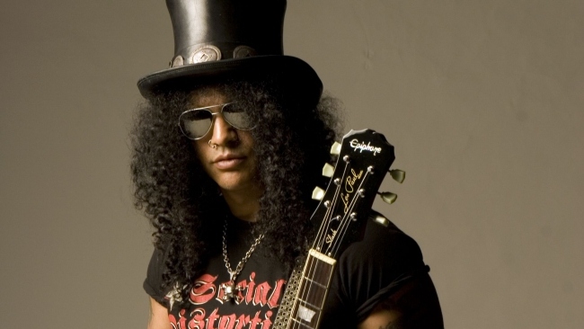 Slash rockový hudobník halloweensky prestrojený nápad na parochňu Slash musician halloween zamaskovať nápad parochňa