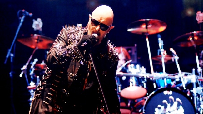 frontman Judas Priest hudobník kožená bunda nity slnečné okuliare frontman koženej bundy nitas slnečné okuliare