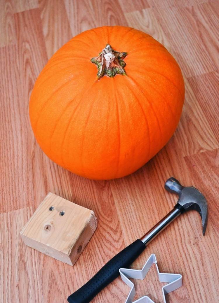 Pri vykrajovaní tekvice použite formičku na sušienky Šablóny na vyrezávanie halloweenskych tekvíc