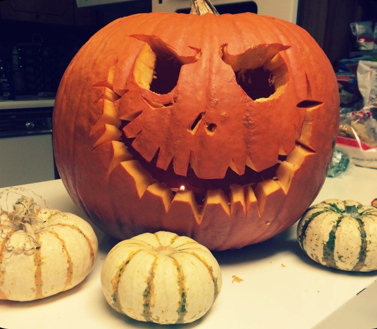 Tip - s veľkými tekvicami sa ľahšie pracuje halloween-obrubník-vyrezávanie-šablóny-vydutý-vystrihnutý-tvár-jednoduchý-nápad