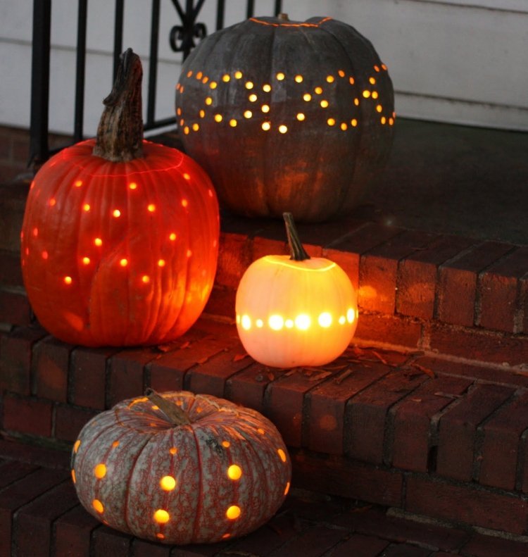 Lucerna vyrobená z tekvice ako vonkajšia dekorácia halloween-obrubník-vyrezávanie-šablóny-diery-lampáše-schody-vonkajšie