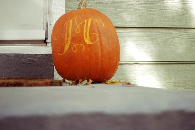nápad na jesennú výzdobu - rezbársky monogram do tekvice halloween-obrubník-rezbárske-šablóny-monogram-dvere-dvere-vonkajšie-priezvisko