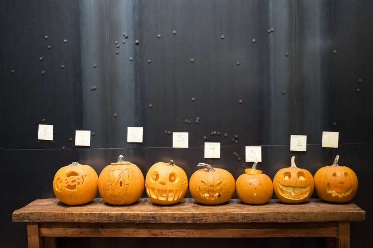 Vtipné tváre si vyrezávajte sami pomocou šablón alebo rukou halloween-obrubník-vyrezavanie-šablóny-vyrobte-si-vlastných-kreatívnych nápadov