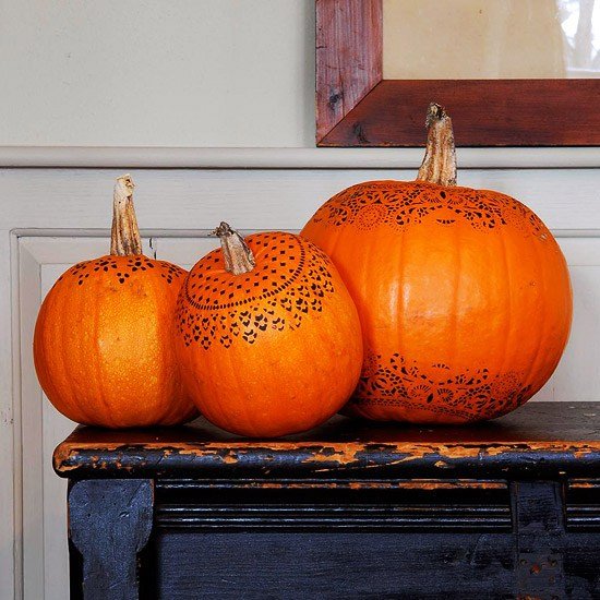 Halloween tekvica namaľujte obrúsok jemnou šablónou