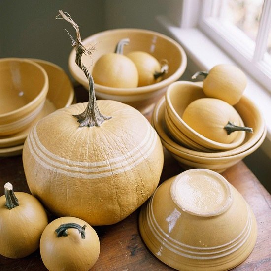 Motív halloweenskej tekvice vymaľuje riad farebnou dekoráciou