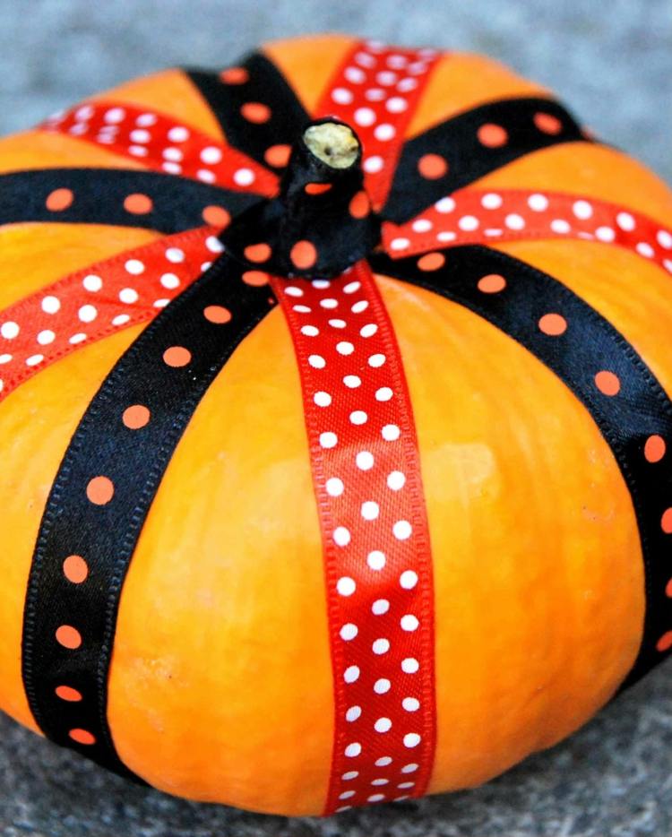 Halloweensku tekvicu môžete ozdobiť peknými stužkami halloween tekvica stuha bodky vzor pôvodný nápad