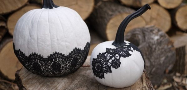 Tekvice zdobia bielu čiernu čipkovanú halloweensku výzdobu Halloweenske tekvice zdobia bielu čiernu čipku