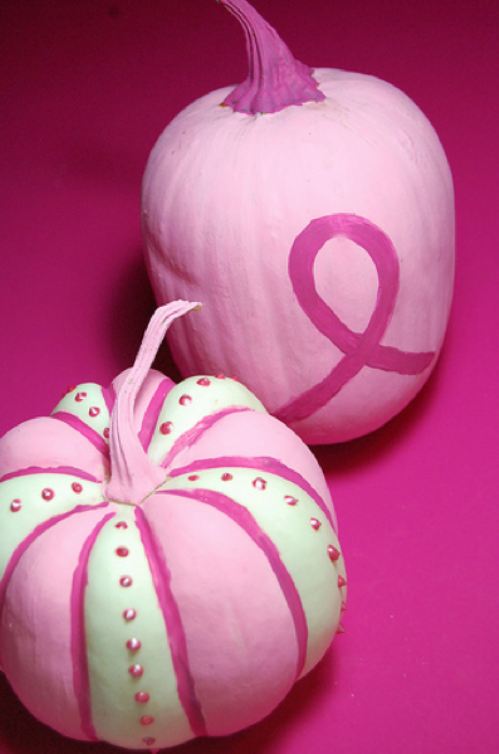 Maľované tekvice zdobia nápady svetlo ružovo bielo Maľované tekvice zdobia svetlo ružovú bielu