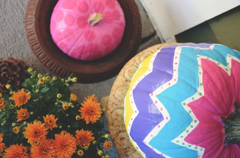 Halloweenske tekvice zdobené jasnými farbami halloween tekvicové farby farba cik -cak ružová modrá fialová žltá