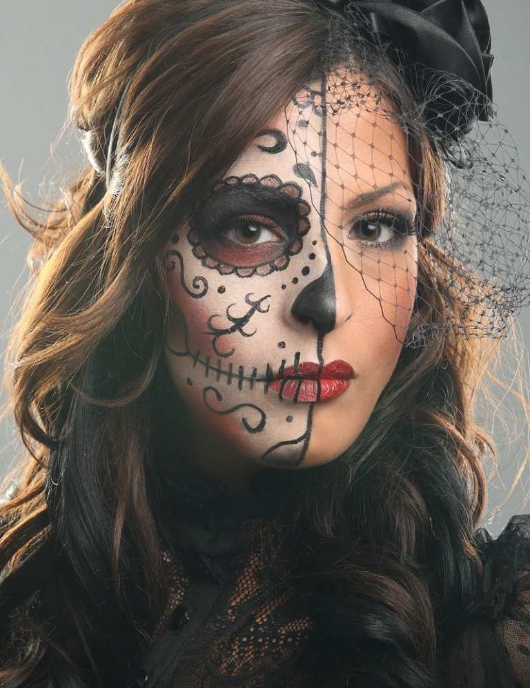 Nenechajte sa nalíčiť na lebku kvôli halloweenskej strašidelnej myšlienke Naneste trendový make-up na jednu polovicu tváre