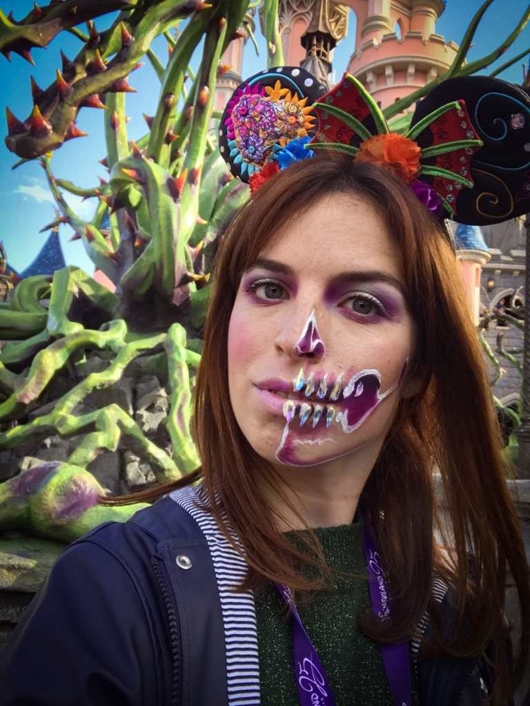 Líčenie inšpirované Alenkou v ríši divov pre ženy s batoľatami