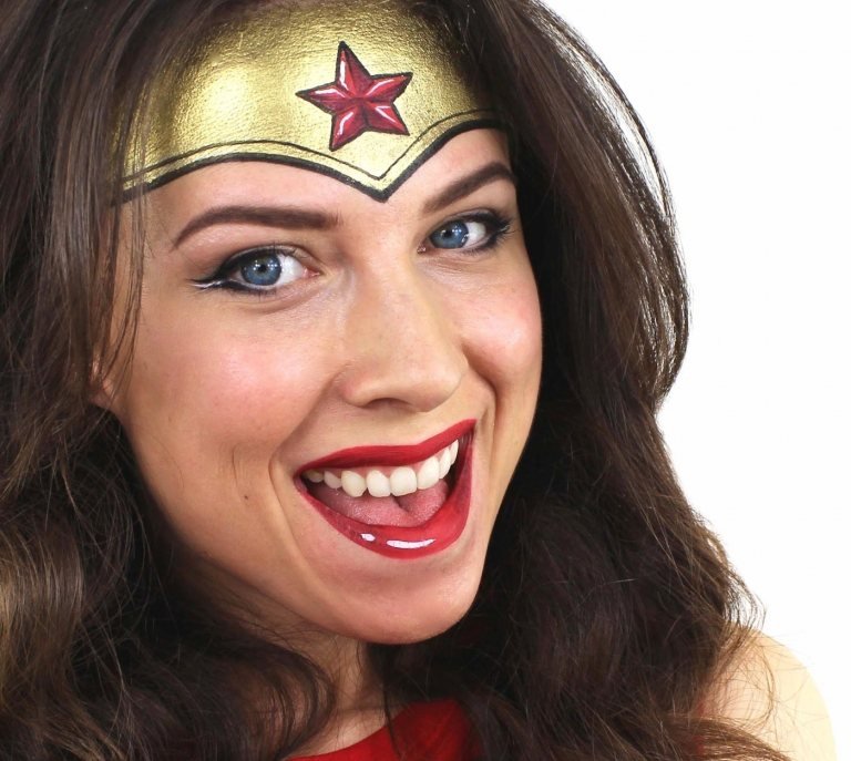 Wonder Woman na halloweenske líčenie vtipný nápad na líčenie pre ženy